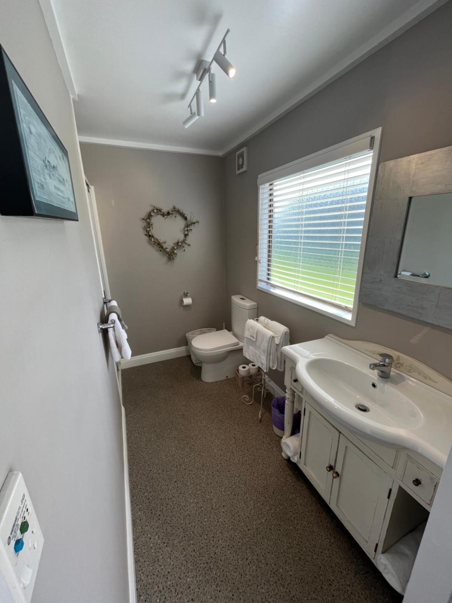 Tudor Manor Bed & Breakfast Paraparaumu Ngoại thất bức ảnh