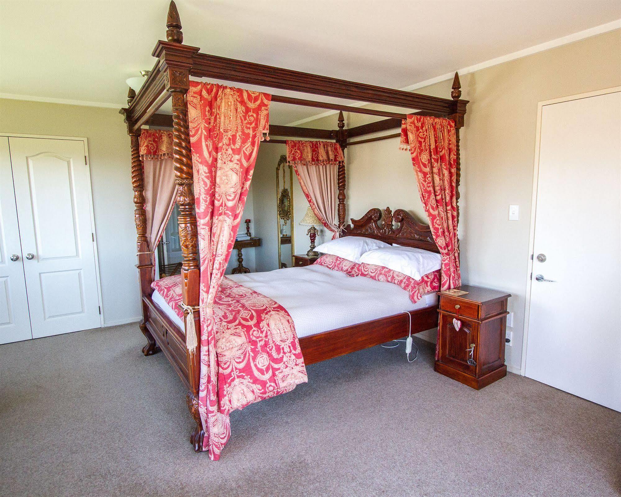 Tudor Manor Bed & Breakfast Paraparaumu Ngoại thất bức ảnh